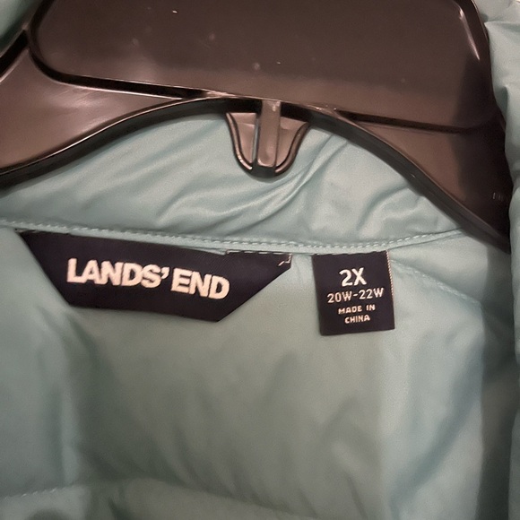 This a light down goose 3 quarter sleeveless vest and it can be folded up - Picture 3 of 7